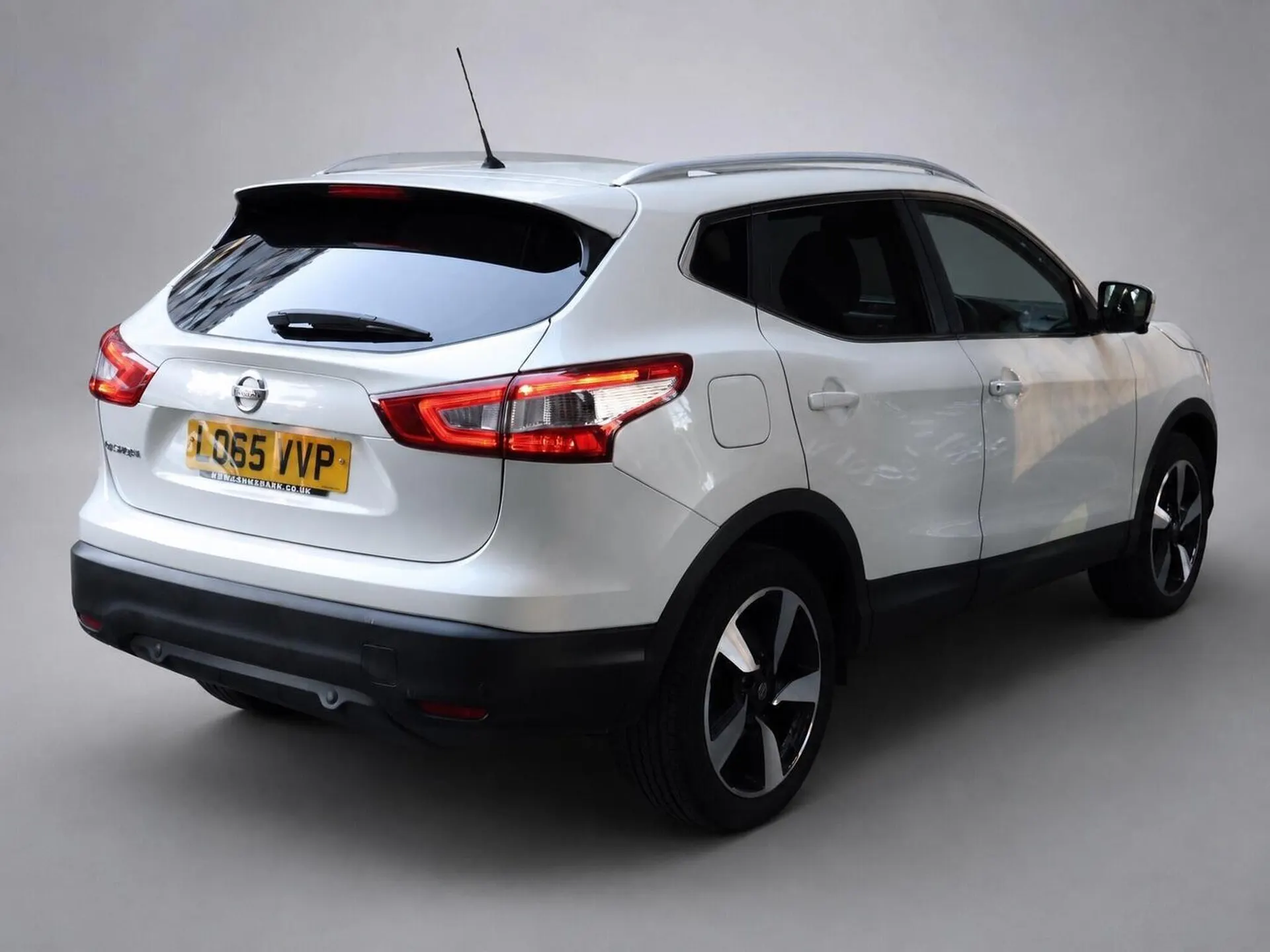 2016 Nissan Qashqai 1.2 DIG-T n-tec+ XTRON 2WD Euro 6 (s/s) 5dr in White — interior, front seats