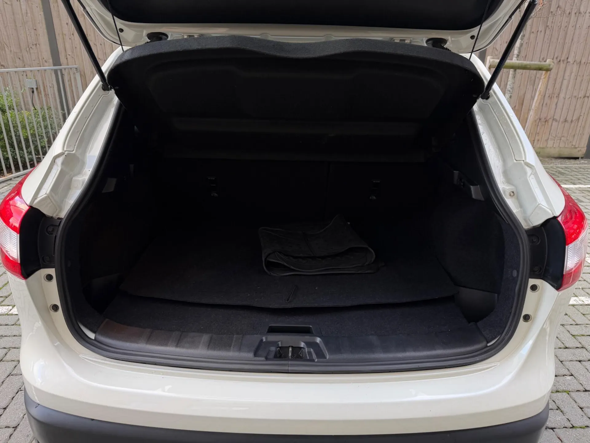 2016 Nissan Qashqai 1.2 DIG-T n-tec+ XTRON 2WD Euro 6 (s/s) 5dr in White — photo 9