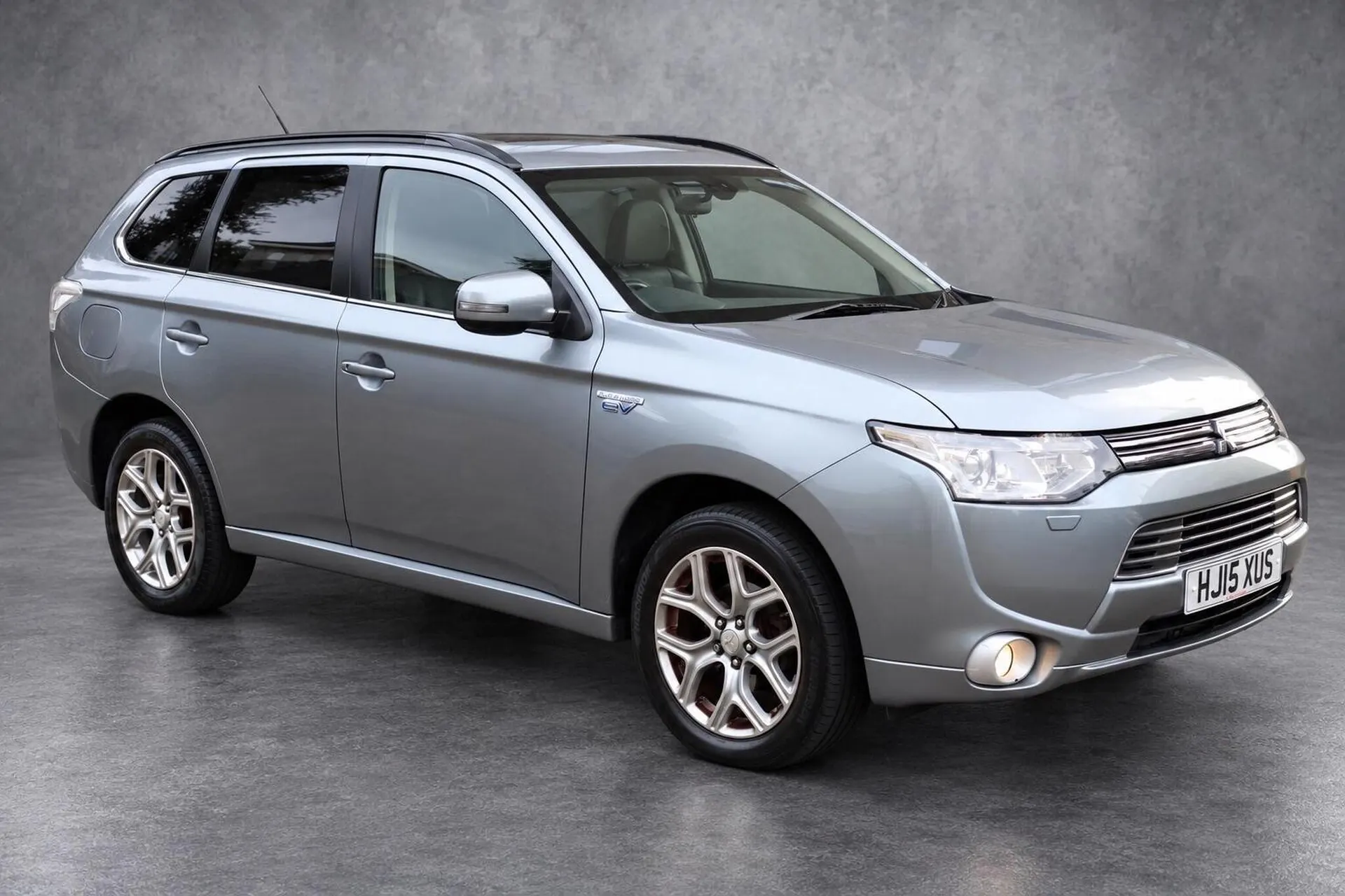 2015 Mitsubishi Outlander 2.0h 12kWh GX4h CVT 4WD Euro 5 (s/s) 5dr — front three-quarter