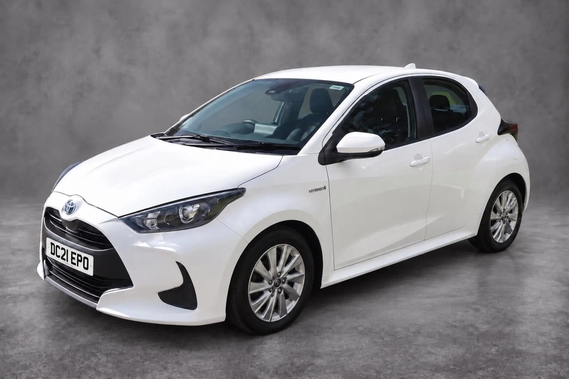 2021 Toyota Yaris 1.5 VVT-h Icon E-CVT Euro 6 (s/s) 5dr in White — front three-quarter