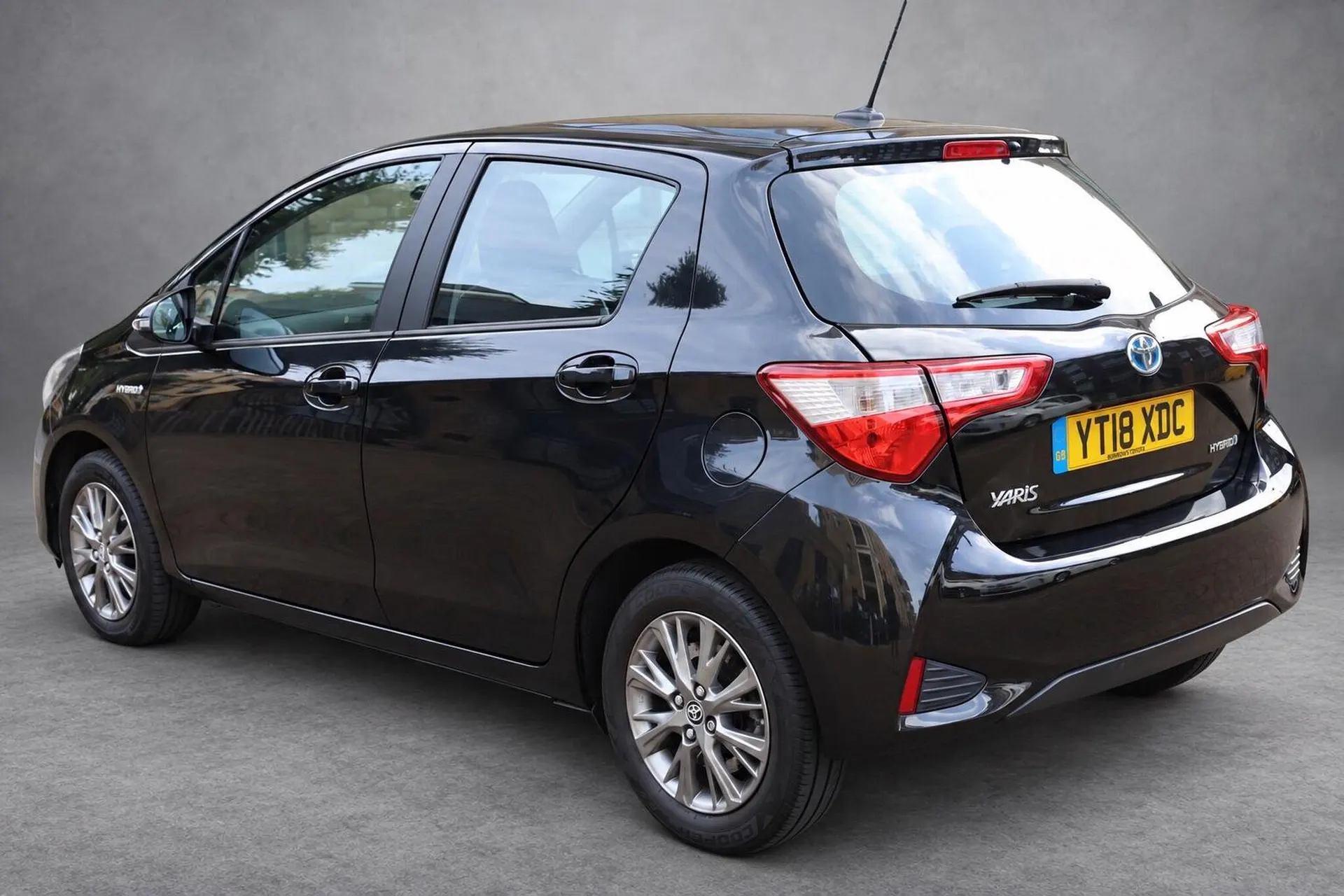 2018 Toyota Yaris 1.5 VVT-h Icon E-CVT Euro 6 (s/s) 5dr — interior, front seats