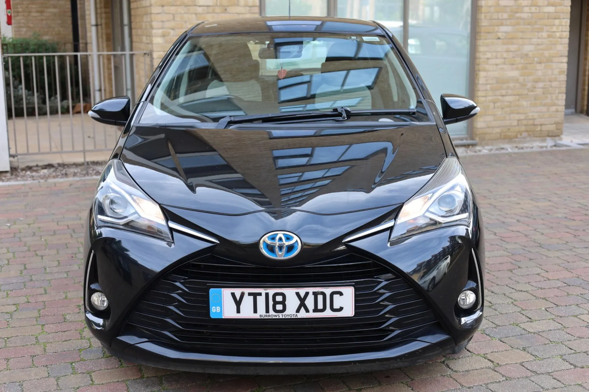 2018 Toyota Yaris 1.5 VVT-h Icon E-CVT Euro 6 (s/s) 5dr — dashboard