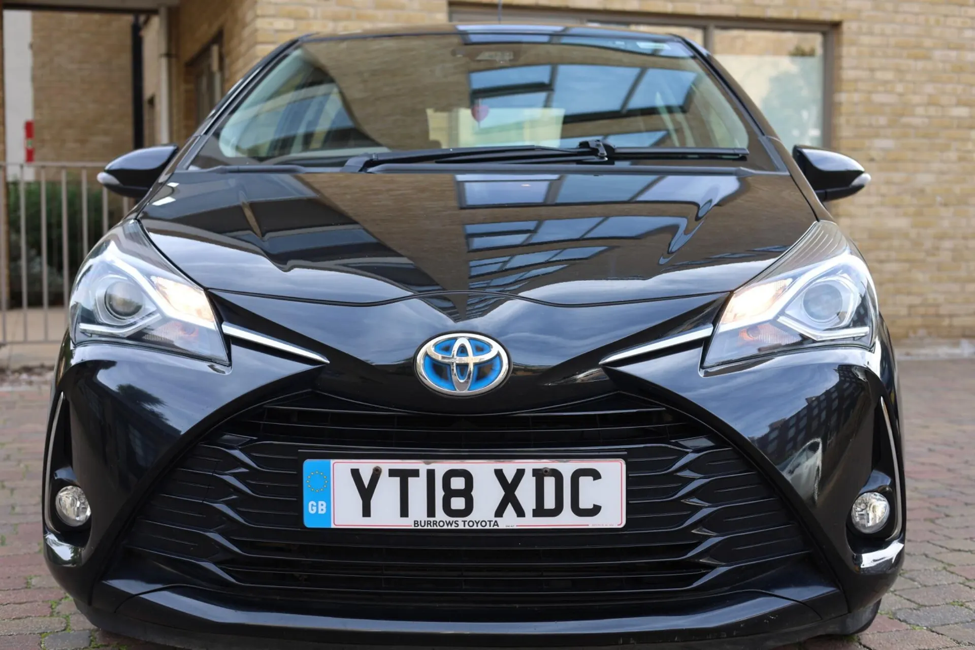 2018 Toyota Yaris 1.5 VVT-h Icon E-CVT Euro 6 (s/s) 5dr — side profile